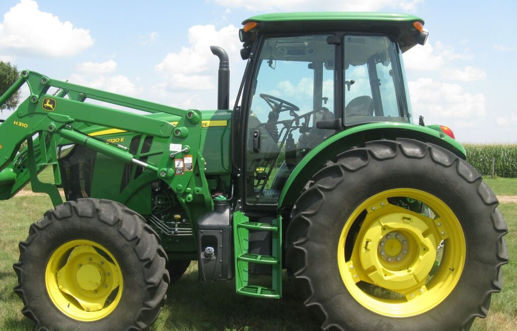 John Deere 6120E MFWD